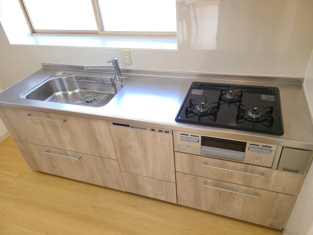 東仲町レントハウスのキッチン|★３口ガスシステムキッチン＆ビルトイン食洗器付き★