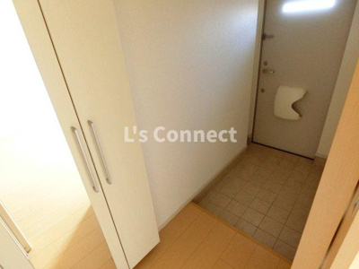 【玄関】 | ドリームワークス　五番館 | 背の高い下駄箱には鏡付きで身だしなみチェック。