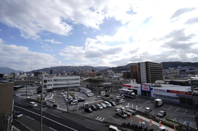【展望】 | 【上質リノベ】グランパル西原 | 【四季を感じる】
四季の移ろい・爽やかな青空や風を感じられ
自然を愉しめるパノラマビュー。
毎日の暮らしに余裕を感じさせてくれる、
遮る物の無い開放的な眺望を是非、ご堪能ください。