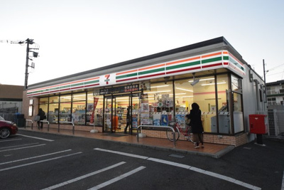 セブンイレブン 徒歩5分。コンビニ 390m