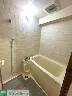 タイル張りのバスルーム