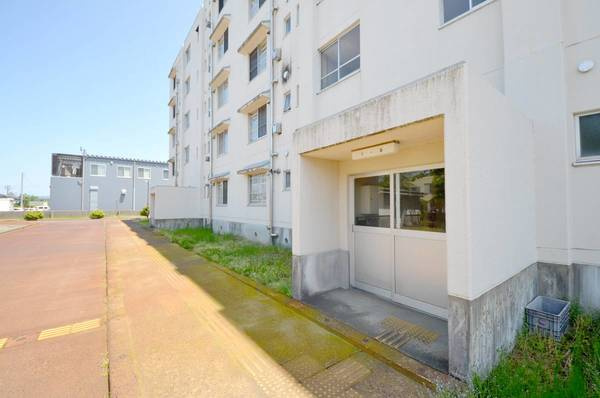 ビレッジハウス越路1号棟のエントランス