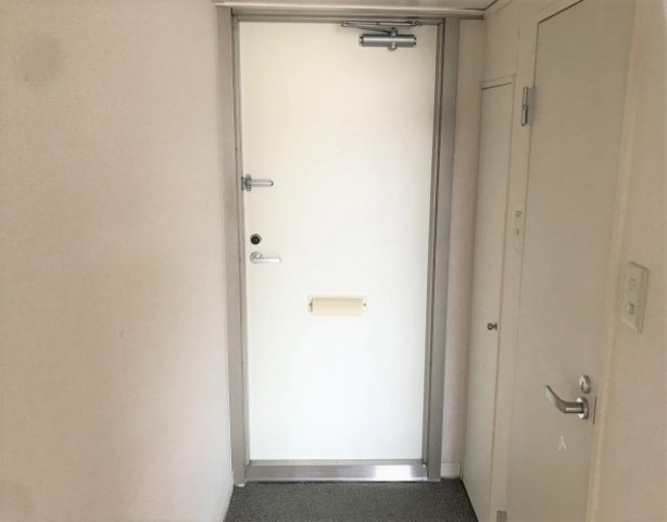 レオパレスアルファの玄関