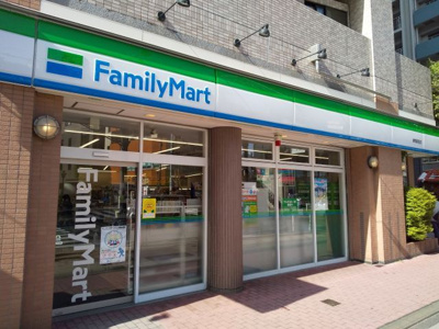 ファミリーマート練馬駅前店まで110ｍ