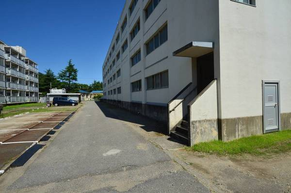 ビレッジハウス柳田2号棟のエントランス