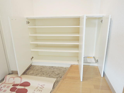 下駄箱あります。