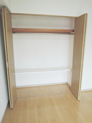 洋室5.7帖に収納あります。