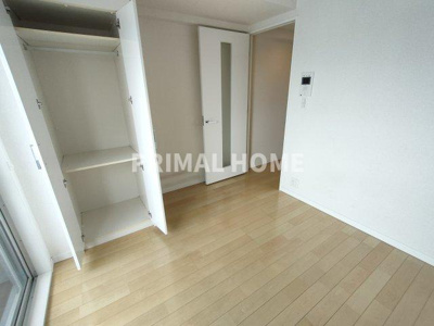 【居間・リビング】 | レノス新子安 | こちらのリビングで趣味の時間をお楽しみください