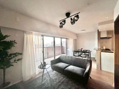 【居間・リビング】 | ルイシャトレ鳳 | 家族の笑い声が聞こえてきそうな大空間♪大きめのLDKはそれだけで心が和みます。家族揃ってリビングで過ごすお休みの日が、楽しみになる場所となることでしょう。