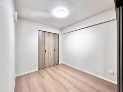 【寝室】 | ルイシャトレ鳳 | 木目のフローリングが暖かみのある室内に。明るい寝室で心地のいい朝を迎えられそう。