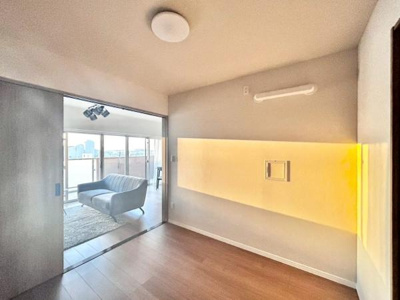 【洋室】 | ルイシャトレ鳳 | LDK14.6帖と隣接した洋室4帖。お友達を呼んでのホームパーティーなどの時には、仕切りを外し、開放感あふれる空間に！