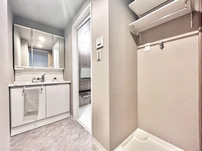 【独立洗面台】 | ルイシャトレ鳳 | 明るく、使い勝手の良い洗面所です！
髪のセットやお化粧もストレスなくこなせ、朝から気分良く通勤通学に向かえそうですね！