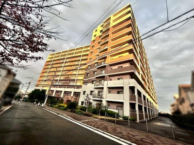 【外観】 | ルイシャトレ鳳 | JR阪和線「鳳」駅が徒歩13分。通勤にも外出にもアクセス良好。家族でおでかけすることも増えそうですね♪