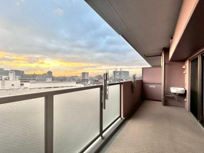 【バルコニー】 | ルイシャトレ鳳 | 太陽の光と爽やかな風を受けたお洗濯物はあっという間に乾き、取りこむ時には太陽の匂いを感じられそうですね♪