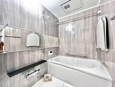 【浴室】 | ルイシャトレ鳳 | 限られた空間を広く見せるワイドミラーを採用したバスルーム。アクセントパネルで落ち着きのある雰囲気を演出♪