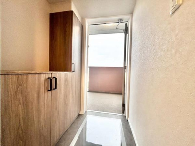 【玄関】 | ルイシャトレ鳳 | 玄関も明るいです。大きな下駄箱もあり収納力・清潔感がGOODです。