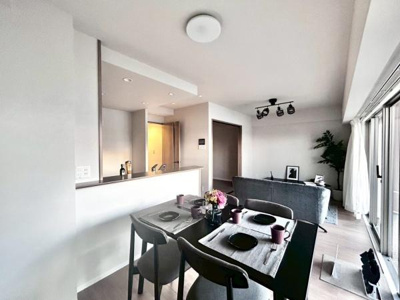 【居間・リビング】 | ルイシャトレ鳳 | ここにはみんなが集い、食事と楽しい会話が始まる。話に夢中になりすぎて、ついつい時を忘れてしまう。そんな束の間の幸せを感じさせてくれる場所。