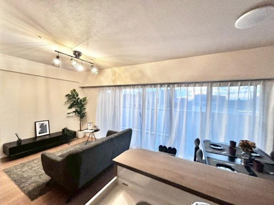 【居間・リビング】 | ルイシャトレ鳳 | 大型テレビも置ける広々リビングは、陽当りが良く、部屋いっぱいに明るい陽光が広がります。
