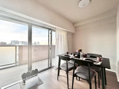 【居間・リビング】 | ルイシャトレ鳳 | 室内にいても、たっぷりの陽光と爽やかな風を感じて頂けます！
ご家族と穏やかに過ごす、心地の良い時間が流れます。