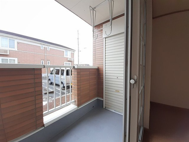 トパーズＣのバルコニー|暖かな日差しのふりそそぐバルコニー