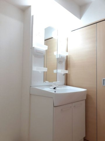 コンフォートＴＡＮＡＫＡの洗面所|ゆったりとスペースのある洗面所