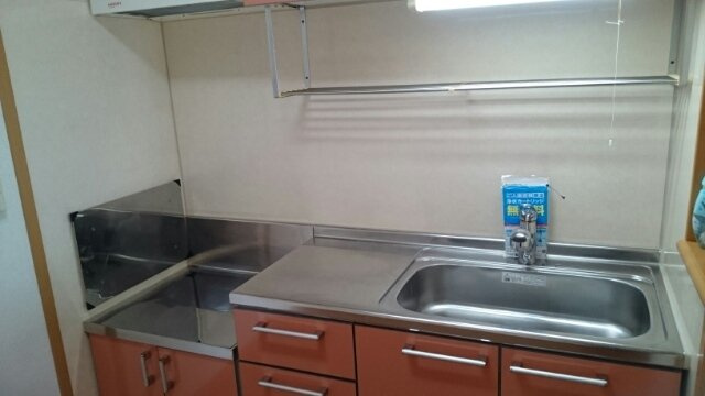 オレンジフラットⅢのキッチン|使いやすいキッチンです