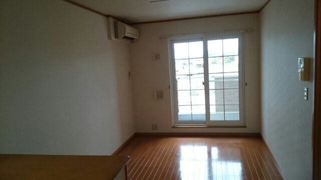 オレンジフラットⅢの居間・リビング|おしゃれな居間です