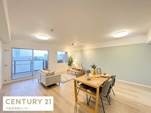 【居間・リビング】 | シティハイツこの花 | 南東向きのバルコニーに面したリビングは、陽当り、通風はもちろん、眺望も良好です！
可動間仕切りで1LDKへの変更も可能！