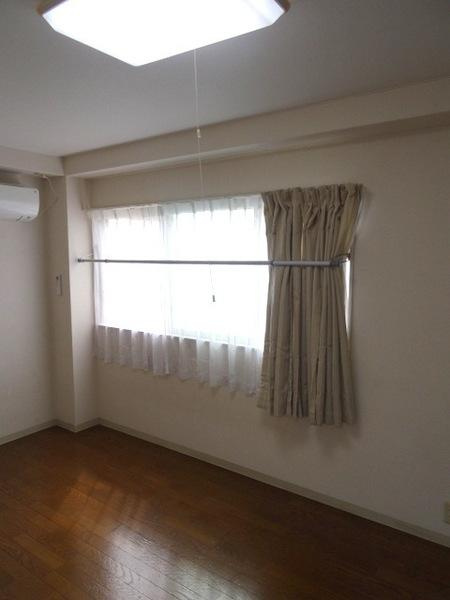 トヤママンションの洋室|★明るい窓★