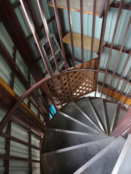 トヤママンションのエントランス|螺旋階段