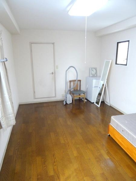 トヤママンションの居間・リビング|★窓がたくさん有り明るいお部屋★