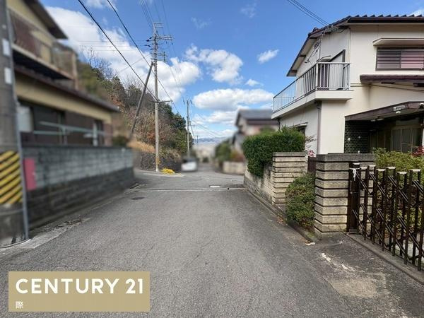 岩出市船戸　中古戸建の前面道路含む現地写真