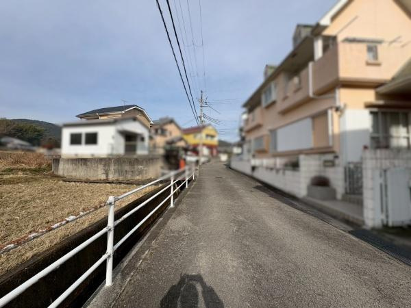 貴志川町岸宮　中古戸建の前面道路含む現地写真