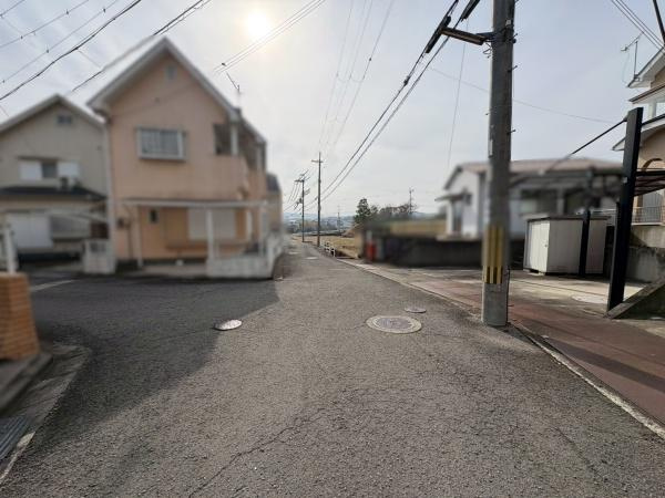 貴志川町岸宮　中古戸建の前面道路含む現地写真