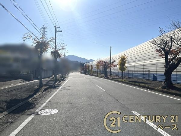 北葛城郡上牧町桜ケ丘３丁目　一戸建の前面道路含む現地写真|■現地撮影写真■コンビニが徒歩圏内に近接しています。