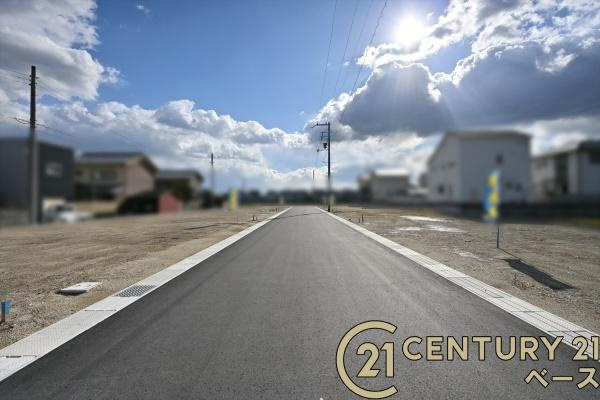 葛城市北花内の売地の前面道路含む現地写真|■現地撮影写真■敷地と道路の高低差が少なく駐車もスムーズです！