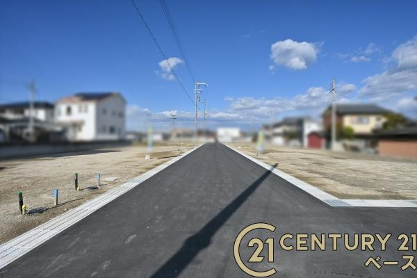 葛城市北花内の売地の前面道路含む現地写真|■現地撮影写真■敷地と道路の高低差が少なく駐車もスムーズです！