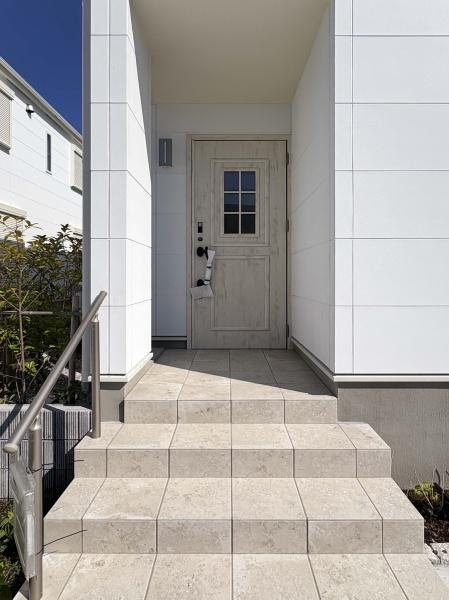 鎌倉市稲村ガ崎５丁目の新築一戸建の玄関