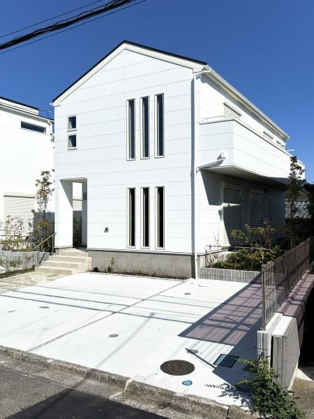 鎌倉市稲村ガ崎５丁目の新築一戸建の前面道路含む現地写真