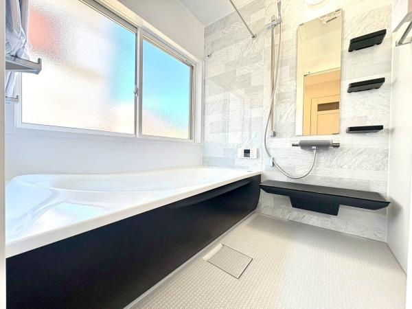 逗子市沼間６丁目の中古一戸建の浴室|いつでも暖かいお風呂に入れるのが嬉しい追焚き機能付き。お仕事でご帰宅の遅くなったお父さんも暖かい湯船に入浴できます。もちろん広さもあるのでお子様ともゆったりと入れます。