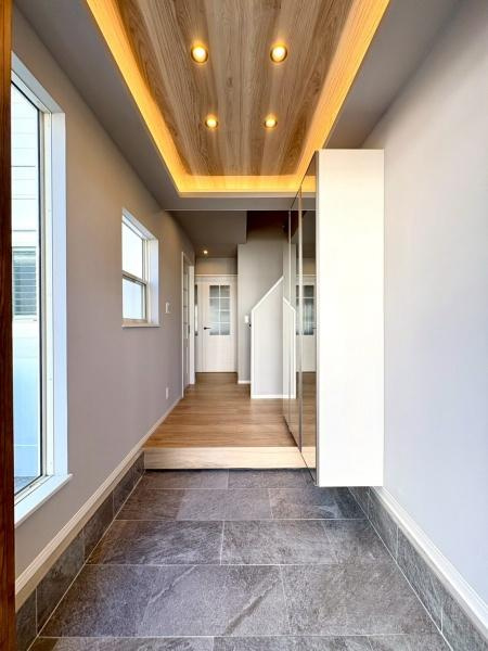 逗子市沼間６丁目の中古一戸建の玄関|気品あるデザイン性を持つ玄関は、住む方の満足感を満たすクオリティ。帰宅するご家族や、訪れる方を気持ちよく迎える・安らぎに満ちた生活空間を予感させてくれます。
