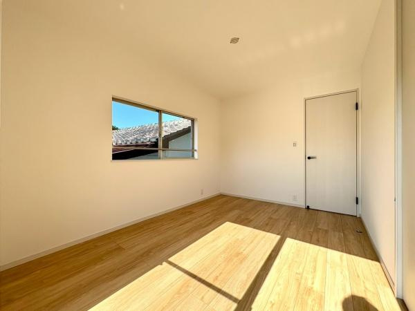 逗子市沼間６丁目の中古一戸建の寝室|行く時間をゆったりと感じることができる落ちついたプライベートルーム。リビングで楽しく過ごした後はゆっくりくつ過ぎろぐ時間を満喫できます。