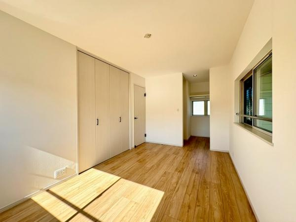 逗子市沼間６丁目の中古一戸建の洋室|幅広のクローゼットを完備！普段使いのお洋服や小物はもちろん、季節物のお洋服などもしっかりと整理整頓おしまい頂けます。居室空間をより広く隅々までお使いいただけますね。