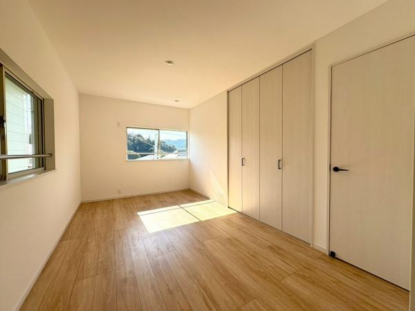 逗子市沼間６丁目の中古一戸建の寝室|全居室にはクローゼットを完備！普段使いのお洋服や小物はもちろん、季節物のお洋服などもしっかりと整理整頓おしまい頂けます。居室空間をより広く隅々までお使いいただけますね。
