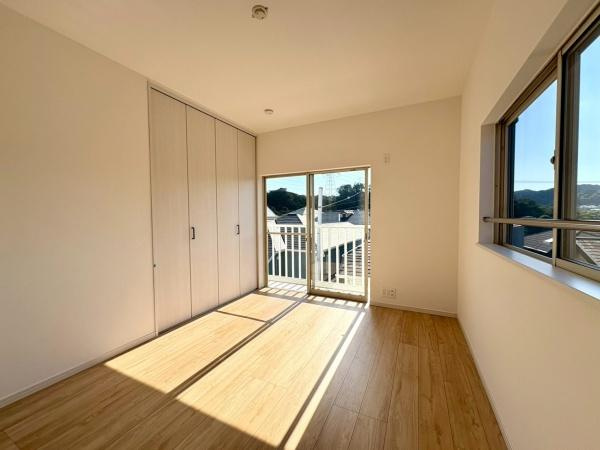 逗子市沼間６丁目の中古一戸建の子供部屋|お子様の成長にも欠かせない日差しがたっぷり入るお部屋です。おもちゃ・学校の道具もすっきりと片付けられるクローゼット付で、成長と共にどんどん荷物が増えても安心！