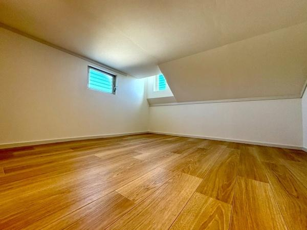 逗子市沼間６丁目の中古一戸建の内装|季節物を収納できる広々とした収納スペースです。