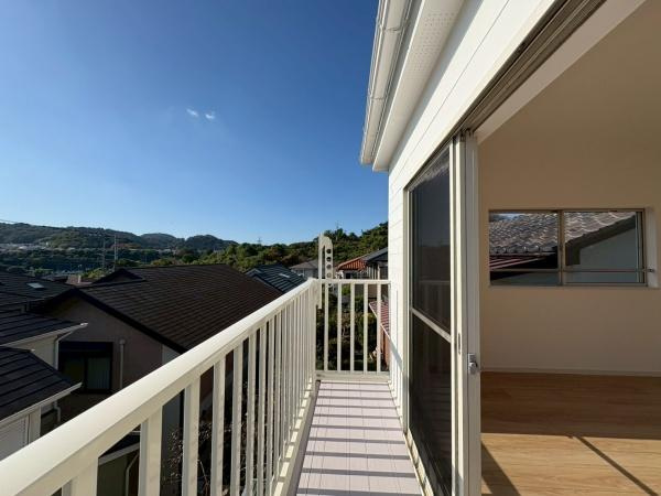 逗子市沼間６丁目の中古一戸建のバルコニー|広々バルコニー・沢山のお洗濯物、お布団干しも楽しみになります。