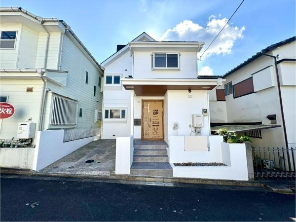 逗子市沼間６丁目の中古一戸建の外観|前面道路は閑静な住宅地をはしる車通りの少ない道路。ゆとりのある住宅地で部屋の窓を開けるとそこには心地よい風が通りぬけます。
