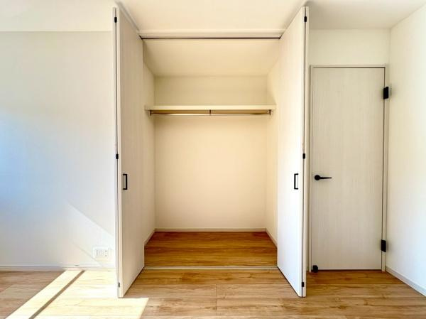 逗子市沼間６丁目の中古一戸建の収納|暮らしやすさを大きく左右する収納を、豊富に配置し使い勝手を考慮した間取りです。空間を余すところなく有効利用した収納は生活空間をより上質なものにしてくれるはずです。