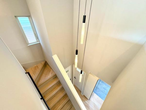 逗子市沼間６丁目の中古一戸建の内装|空間を明るく開放的に、木目の階段の質感を引き立てる清潔感のあるホワイトクロスは広さを引き立たせます。窓もあり明るいですね。